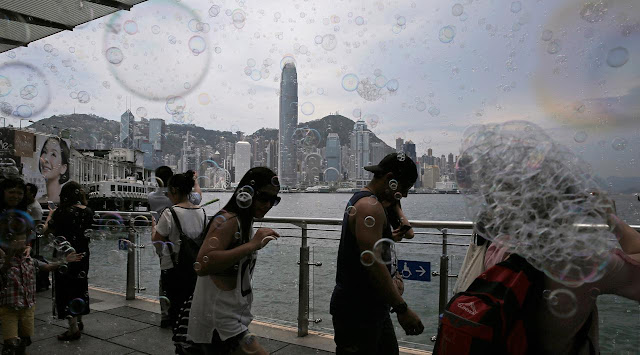 Jutaan Gelembung Hiasi Negri Hong Kong