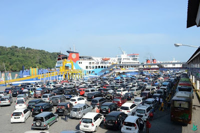 Pemudik di pelabuhan