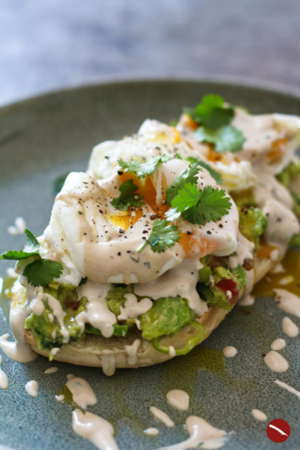 Erste Wahl: Dieses Rezept für knuspriges Avocado-Toast (Guacamole) mit pochiertem Ei und Tahini-Sauce #avocadotoast #frühstück #breakfast #brunch #pochierte_eier #poached_eggs #tahini #tahinidressing #tahina #tahinisauce #levantefood #israelfood #foodblog #arthurstochterkocht #makeleckergreatagain