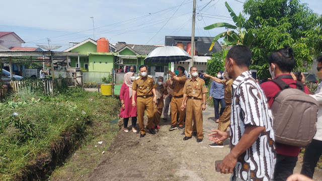 Walikota Prabumulih  Tinjau Titik Masalah Banjir Di Rw 09