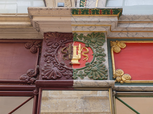 jiemve, décoration de la galerie bordelaise à Bordeaux peinte par moitié