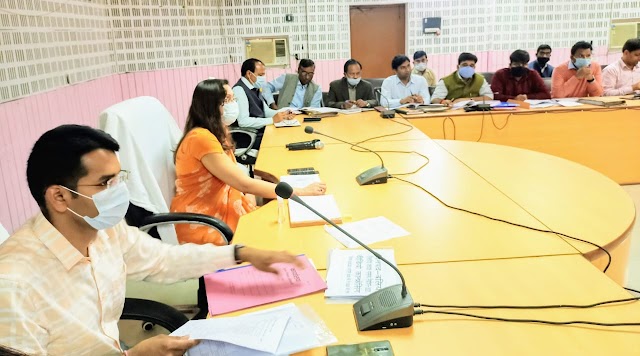 बलिया : जिलाधिकारी अदिति सिंह ने की राजस्व वसूली की समीक्षा