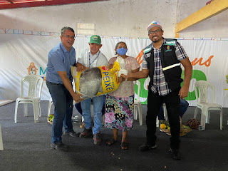 Prefeitura de Manaus realiza a 3ª ação do Manaus+Agro e entrega mais de 10 toneladas de ração a produtores rurais
