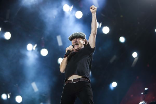  AC/DC: Κινδυνεύει με ολική κώφωση ο Brian Johnson. Αναβάλλεται η τρέχουσα περιοδεία. 