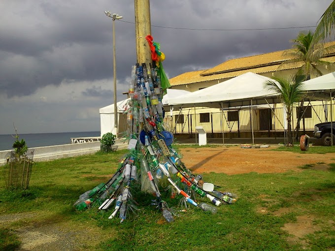 Árvore de Natal de material reciclável 