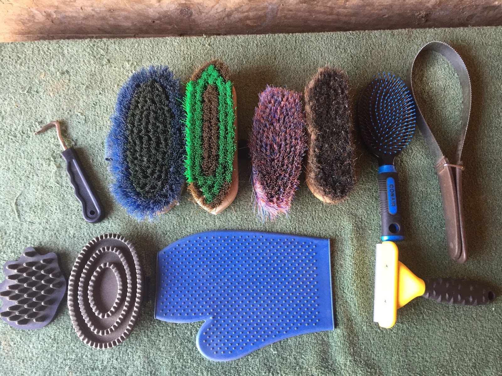 What's in YOUR tack room? Grooming tote edition