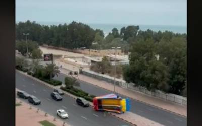 Niños salen volando de inflable que se soltó y terminó en la carretera [Video]