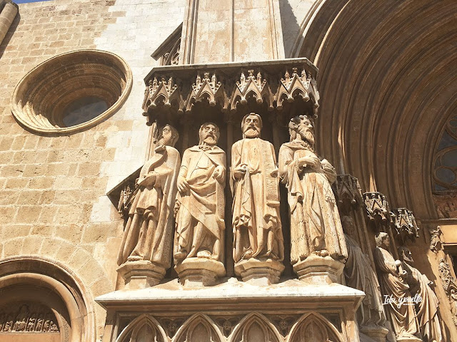 Iconografía en la fachada de la catedral de Tarragona