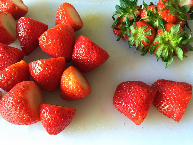 Galette de fresas, cortando las fresas a la mitad.