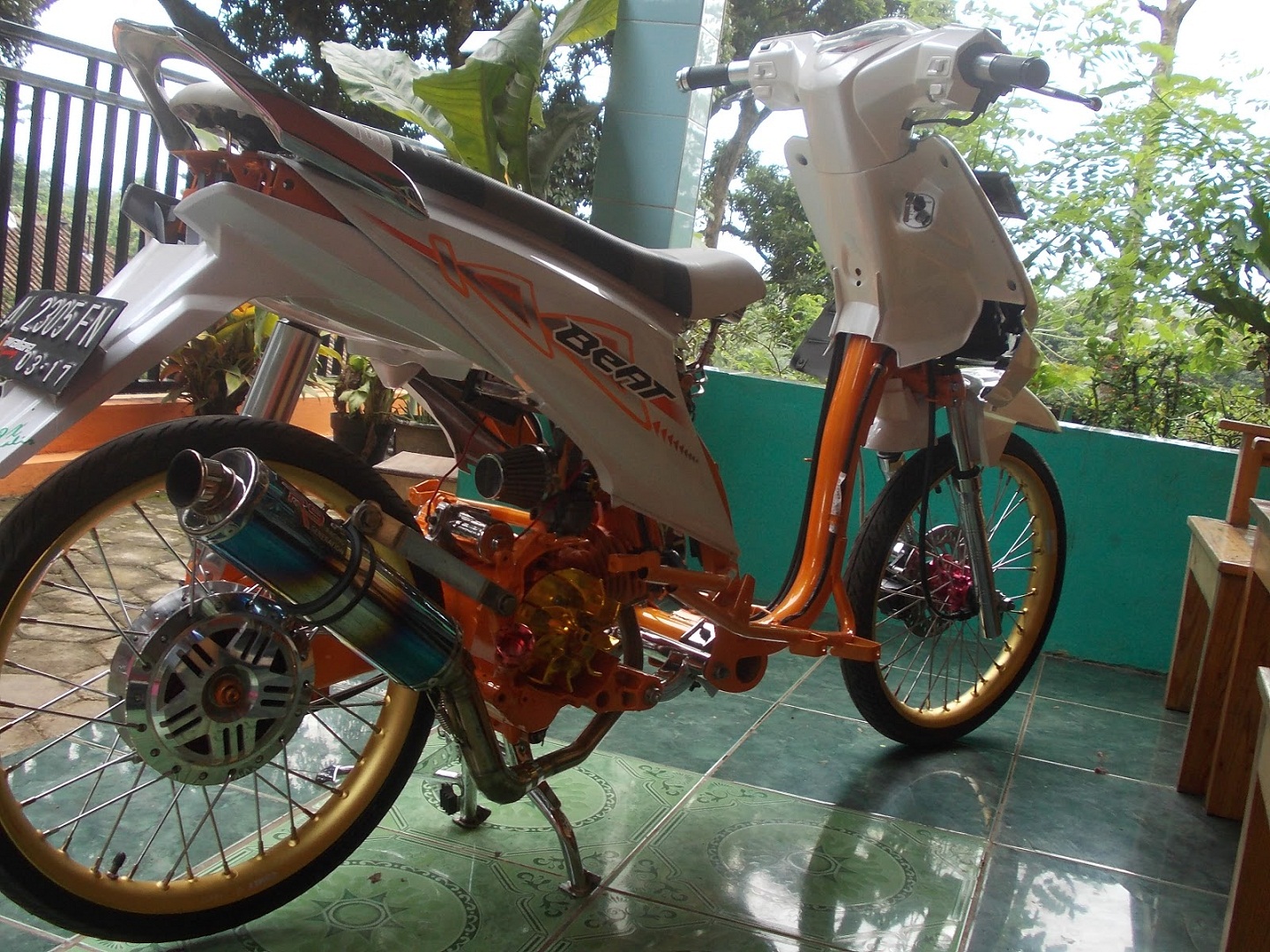 Gambar Modifikasi  5 Modifikasi  Motor Beat  Putih yang Elegan