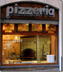 A typical place to eat pizza in the heart of Rome