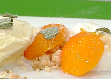 Albicocche al rosmarino con crumble al pepe nero e gelato alla crema