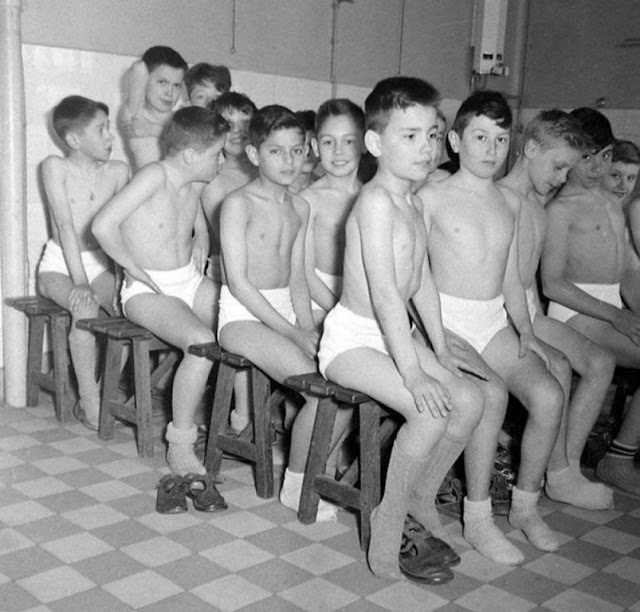 Visite médicale dans une école parisienne, 1954, la salle d’attente (CANOPE)