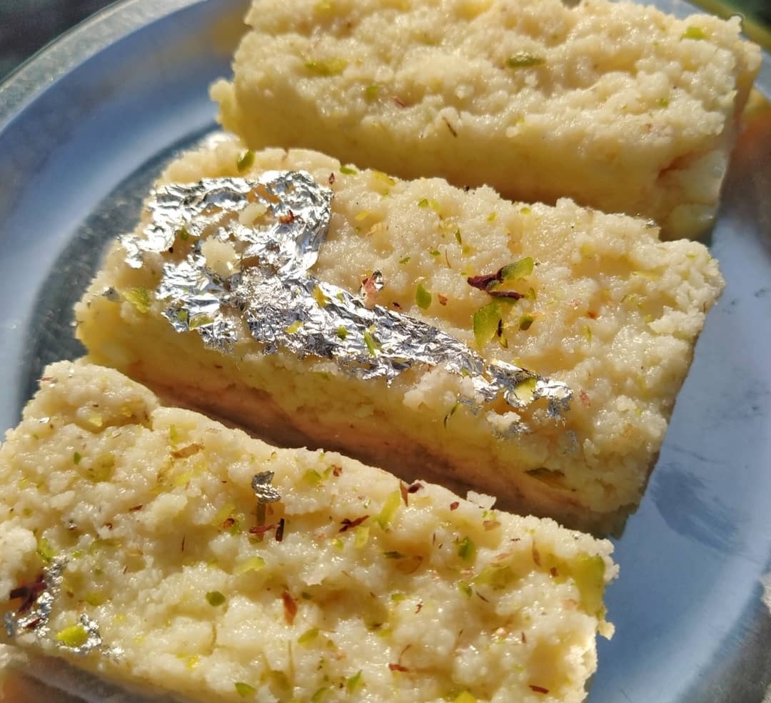 Milk Cake Sweet  यह भारत की बेहद पॉपुलर स्वीट है । मिल्क केक प्रसिद्ध और स्वादिष्ट होने के साथ-साथ मुंह में जल्दी घुल जाने वाली मिठाई है ।