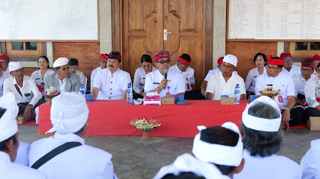   Bupati Sanjaya Hadiri Persembahyangan Bersama Parajuru Desa Adat Batungsel