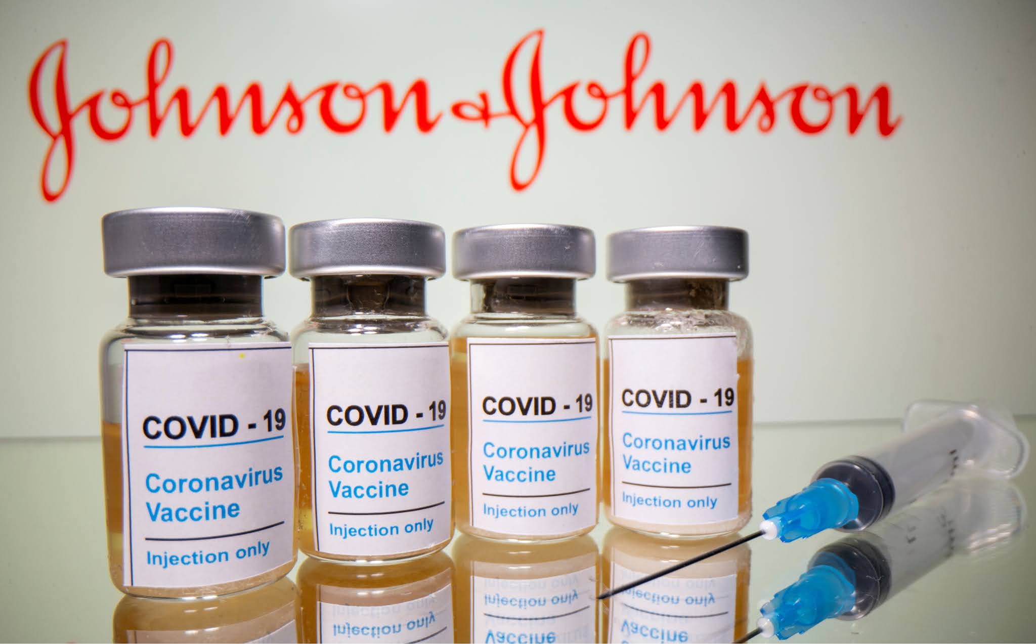 Johnson & Johnson comenzó a suministrar vacunas contra el coronavirus en Europa