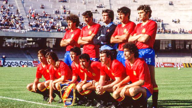 SELECCIÓN DE ESPAÑA. Temporada 1979-80. Francisco Javier Uría, José Ramón Alesanco, Luis Miguel Arconada, Antonio Olmo, Rafael Gordillo. Julio Cardeñosa, Enrique Saura, Carlos Santillana, Juanito, Cundi, Jesús Mari Zamora. SELECCIÓN DE INGLATERRA 2 SELECCIÓN DE ESPAÑA 1. Miércoles, 18/06/1980: 17:45 horas. VI Copa de Europa de Selecciones Nacionales Italia 1980, fase de grupos, Grupo II, jornada 3. Nápoles, Italia, estadio San Paolo. Árbitro: Eric Linemayer, Austria; linieres: Bucek y Fahnler, Austria. GOLES: 1-0: 19’, Trevor Brooking. 1-1: 48’, Dani, de penalti. 2-1: 61’, Tony Woodcock