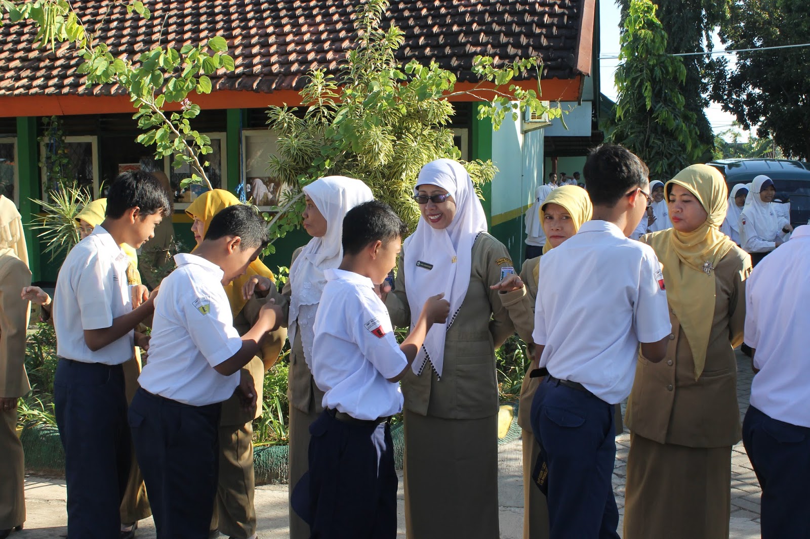 Gambar Kartun Anak Bersalaman Dengan Orang Tua Top Gambar