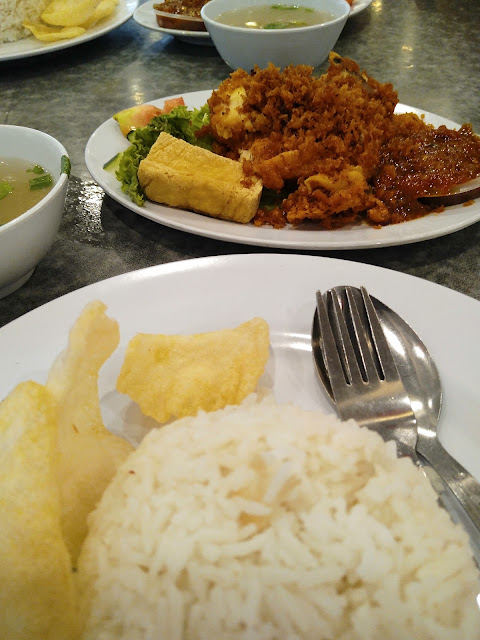 Nasi ayam penyet