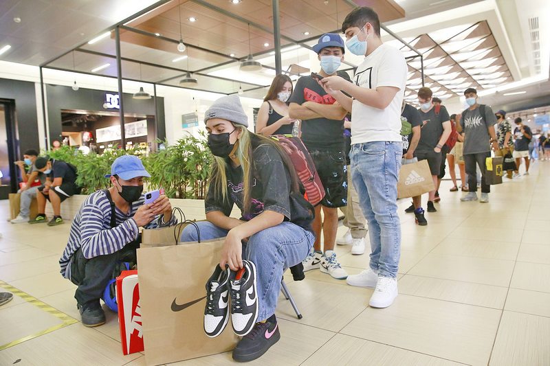 Zapatillas causan enormes filas en Santiago y Viña