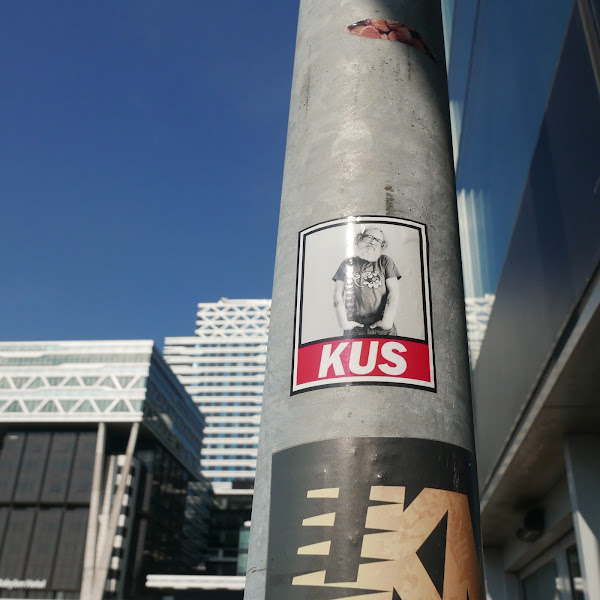 Kus-sticker (Akbar), Den Haag