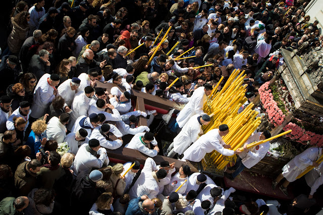 Festa di Sant'Agata a Catania-Giro esterno-Processione dei fedeli devoti con la vara