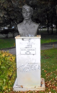 η προτομή του петре ѓонуески  гнле στη Στρούγγα