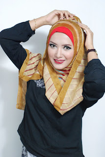 Cara berhijab segi empat motif 9