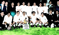 REAL MADRID C. F. - Madrid, España - Temporada 1955-56 - Villalonga (entrenador), Juan Alonso, Atienza, Marquitos, Lesmes II, Muñoz, Zárraga, Juanito González (portero suplente.); Joseíto, Marsal, Di Stéfano, Rial, Gento y Benedicto (masajista) - REAL MADRID 4 (Di Stéfano, Rial (2) y Marquitos), STADE DE REIMS 3 (Leblond, Templin e Hidalgo) - 13/06/1956 - Copa de Europa, Final - París, Parque de los Príncipes - EL REAL MADRID GANA LA 1ª COPA DE EUROPA