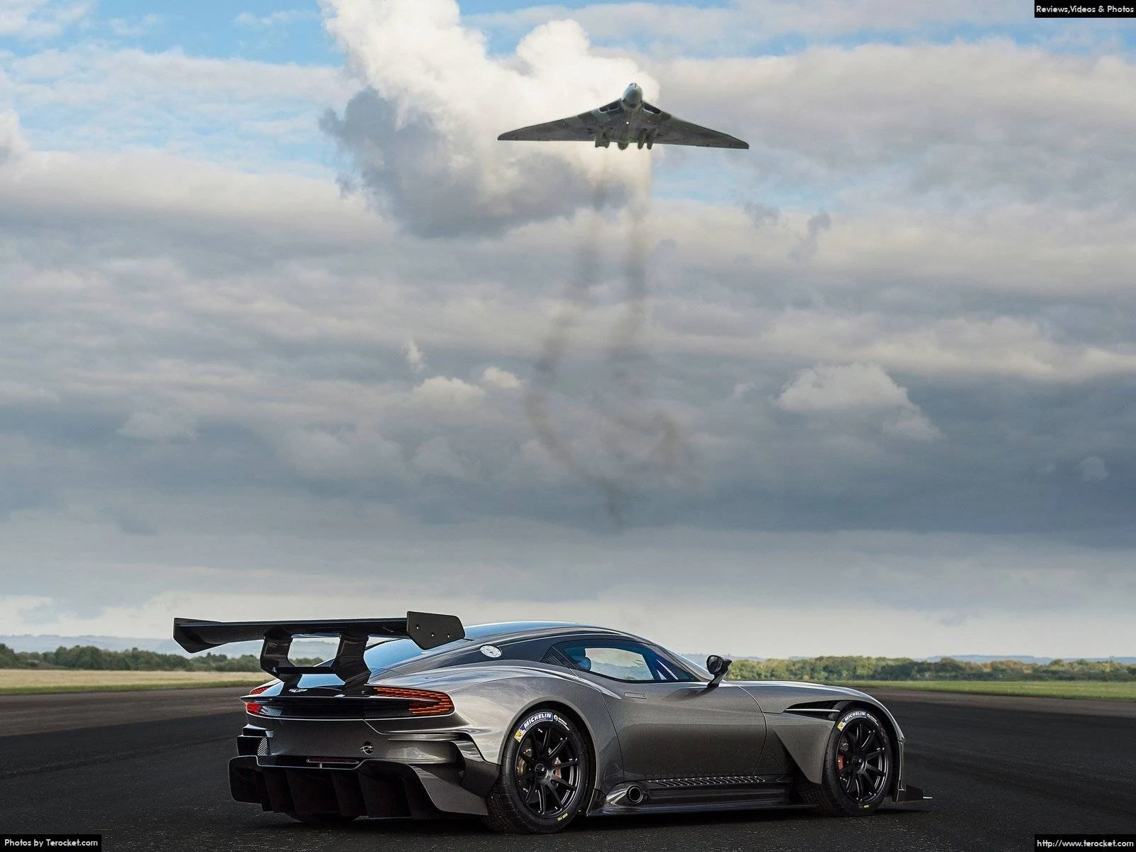 Hình ảnh xe ô tô Aston Martin Vulcan 2016 & nội ngoại thất