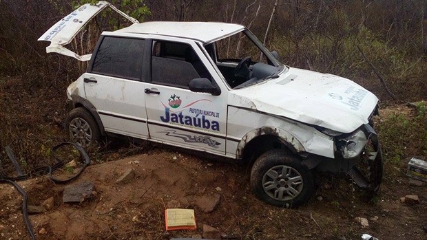 Carro da prefeitura de Jataúba capota na PE-145