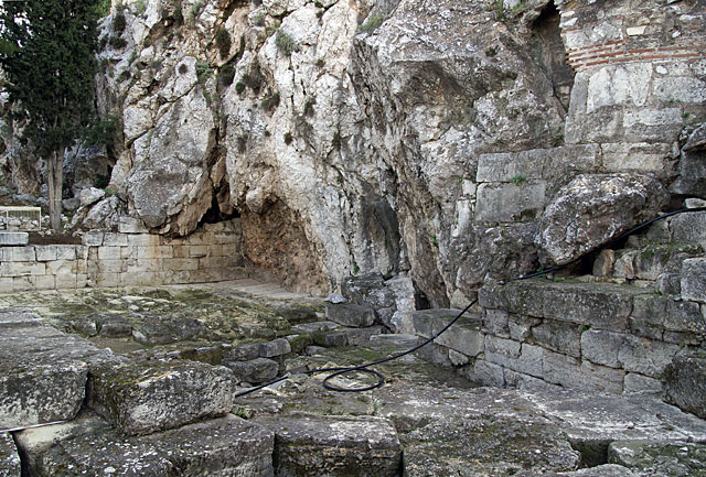 ΑΠΑΓΟΡΕΥΜΕΝΑ, ΜΥΣΤΙΚΑ ΣΠΗΛΑΙΑ ΑΚΡΟΠΟΛΗΣ, ΑΝΕΞΗΓΗΤΑ ΦΑΙΝΟΜΕΝΑ