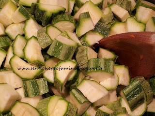 Preparare gli Zucchini rifatti con il pomodoro e gli odori