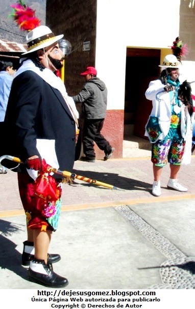 Foto de Príncipes de la Tunantada en la Plaza de Santa Cruz de Andamarca. Foto de príncipes de Jesus Gómez