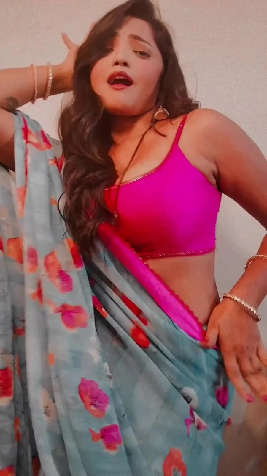 bharti jha web series curvy actress cleavage saree
