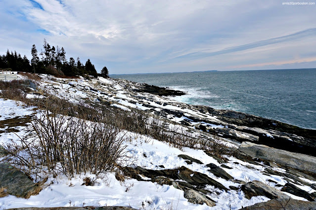 Rocas en la Costa del Pemaquid Point Lighthouse Park en Bristol, Maine