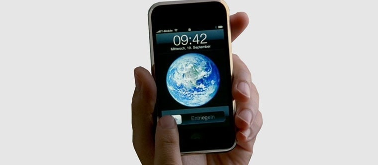 Manusia memegang iPhone 3G