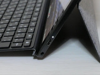 ASUS Chromebook Detachable CM3 ノートPCスタイル　USB ＆ イヤホンジャック
