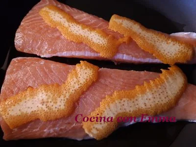 Salmón con aderezo de yogur griego