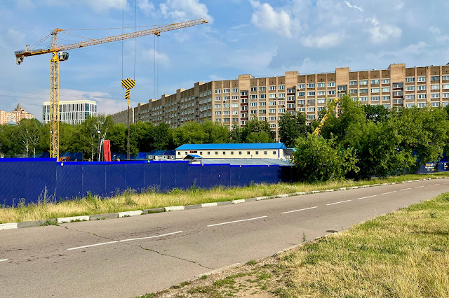 территория Московского Дворца пионеров, строительная площадка штаб-квартиры компании «Яндекс», жилой дом 1974 года постройки – жилой дом для семей работников ВЦСПС