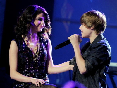 selena gomez with justin bieber kissing. justin bieber and selena gomez