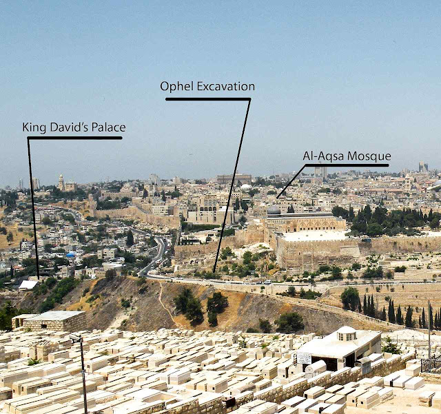 Vista geral de Jerusalém com o campo arqueológico de Ophel, local do achado.