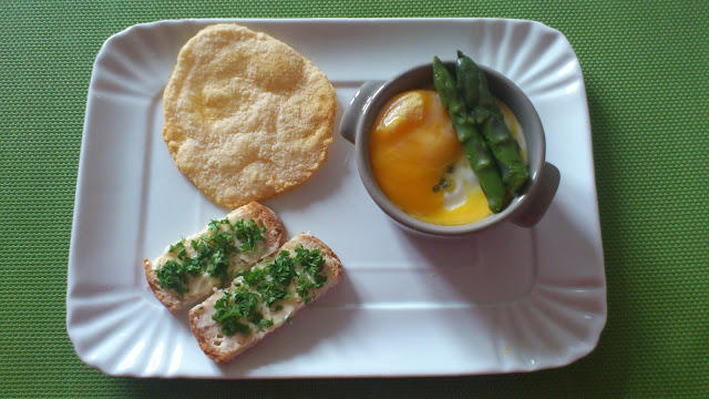 Oeuf cocotte aux asperges et sa chips au parmesan