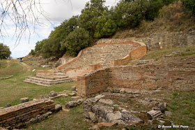 Biblioteca y en segundo plano Odeón - Apolonia de Iliria, Albania por El Guisante Verde Project