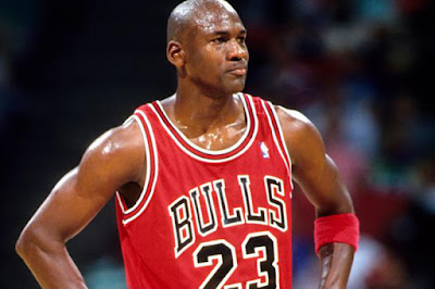   Biografi Michael Jordan     Biodata   Nama Lengkap : Michael Jeffrey Jordan  Agama : Kristen  Tempat Lahir : Brooklyn, New York  Tanggal Lahir : Minggu, 17 Februari 1963  Zodiac : Aquarius  Hobby : Bermain golf | Bisbol  Warga Negara : Amerika  Masa Kecil   Michael Jordan sebenarnya mempunyai nama lengkap Michael Jeffrey Jordan. Dia merupakan anak keempat dari lima bersaudara yang lahir dari keluarga James dan Deloris Jordan. Michael Jordan lahir pada 1963 di Brooklyn, New York, Amerika Serikat. Ketika keluarganya pindah dari Brooklyn ke Wilmington, Carolina Utara, Jordan kecil mulai menyukai basket. Michael Jordan sejak kecil memang dikenal aktif dan menyukai beraneka ragam olahraga. Seiring dengan fisiknya yang terus bertumbuh, Mike terlihat amat suka bermain bola basket one on one di lapangan belakang rumah. Mike tinggal bersama orangtuanya di kawasan Wilmington, North Carolina. Partner tetapnya main basket, tak lain kakaknya sendiri, Larry Jordan. Selama ini, Mike selalu kalah. Maklum saja, Larry memang lebih jago dan bertubuh lebih tinggi besar. Sementara, dirinya berbadan kecil dan ceking.   Pagi itu ada yang berbeda. Wajah Mike terlihat berseri-seri. Ternyata, si kerempeng Mike berhasil mengalahkan Larry dalam duel one on one. Ini sebuah pengalaman yang sangat langka. Karena baru kali inilah, dirinya bisa menaklukkan sang