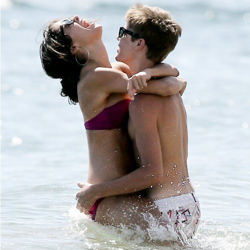 justin bieber and selena gomez beach 2011. Justin Bieber Kissing Selena