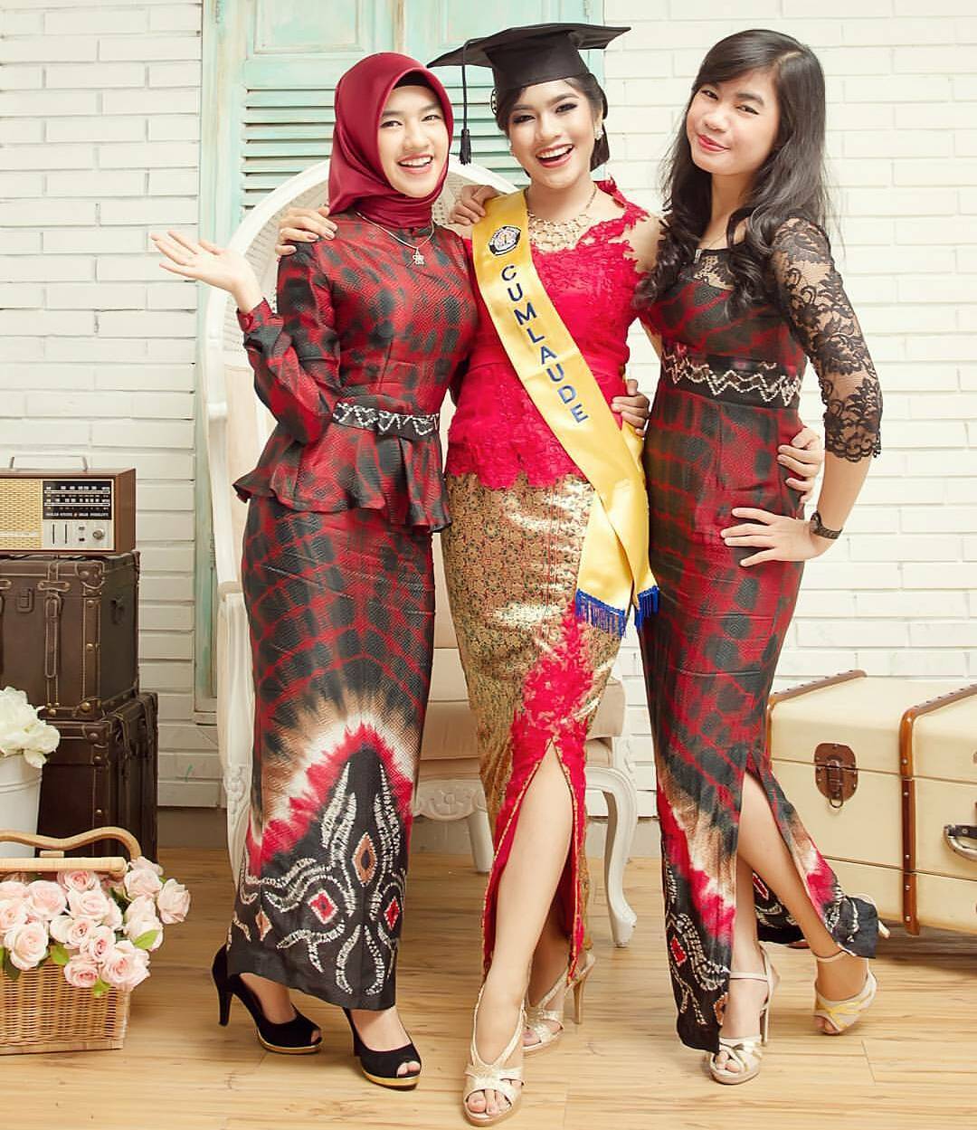  Model  Baju  Kebaya  Terbaru untuk Acara Wisuda  Kumpulan 