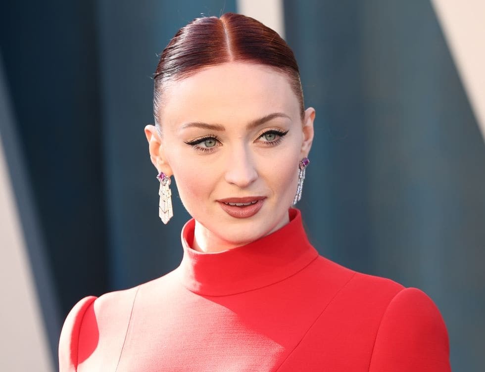 Sophie Turner embarazada con vestido rojo Louis Vuitton