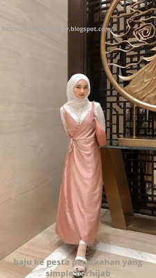 Baju ke pesta pernikahan yang simple berhijab