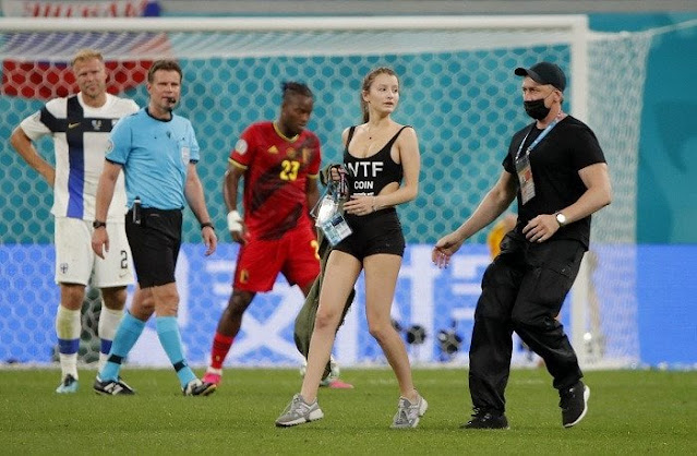 فتاة بملابس مثيرة تقتحم مباراة بلجيكا وفنلندا - euro 2020 pitch invader
